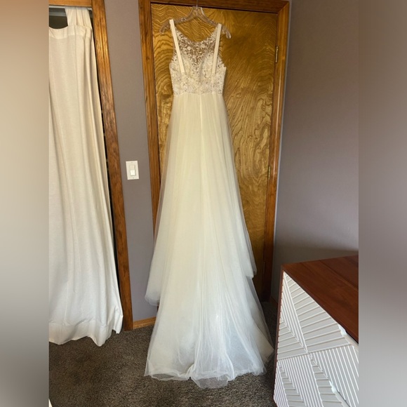 Custom Mira Zwillinger Wedding Dress. Size 6, fits more like a 2 - Picture 3 of 6